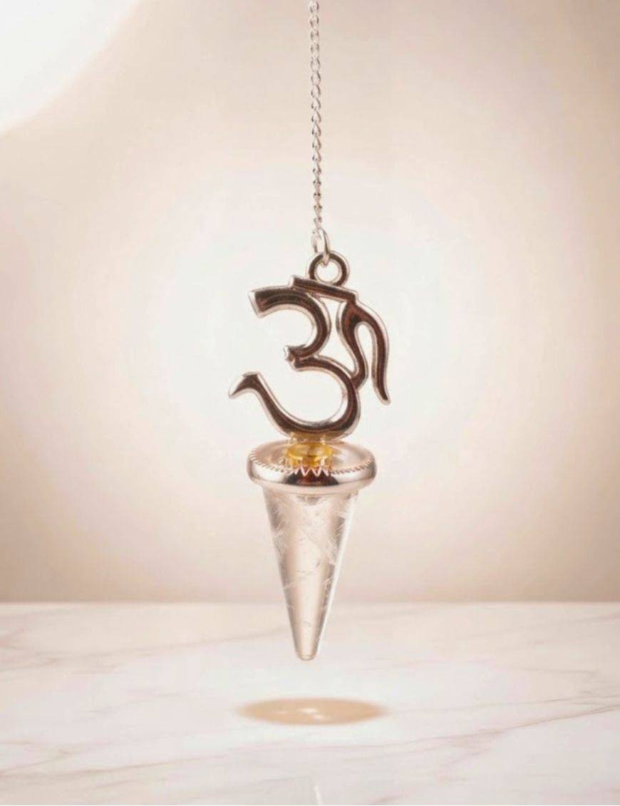 Pendule divinatoire métal argenté avec chaîne, Om et cristal de roche conique facetté
