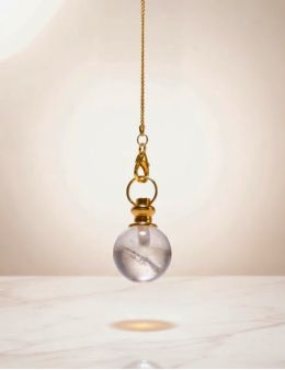Pendule sphère cristal de roche : clarté & radiesthésie