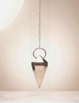 Pendule divinatoire métal argenté pyramidal avec chaîne argentée