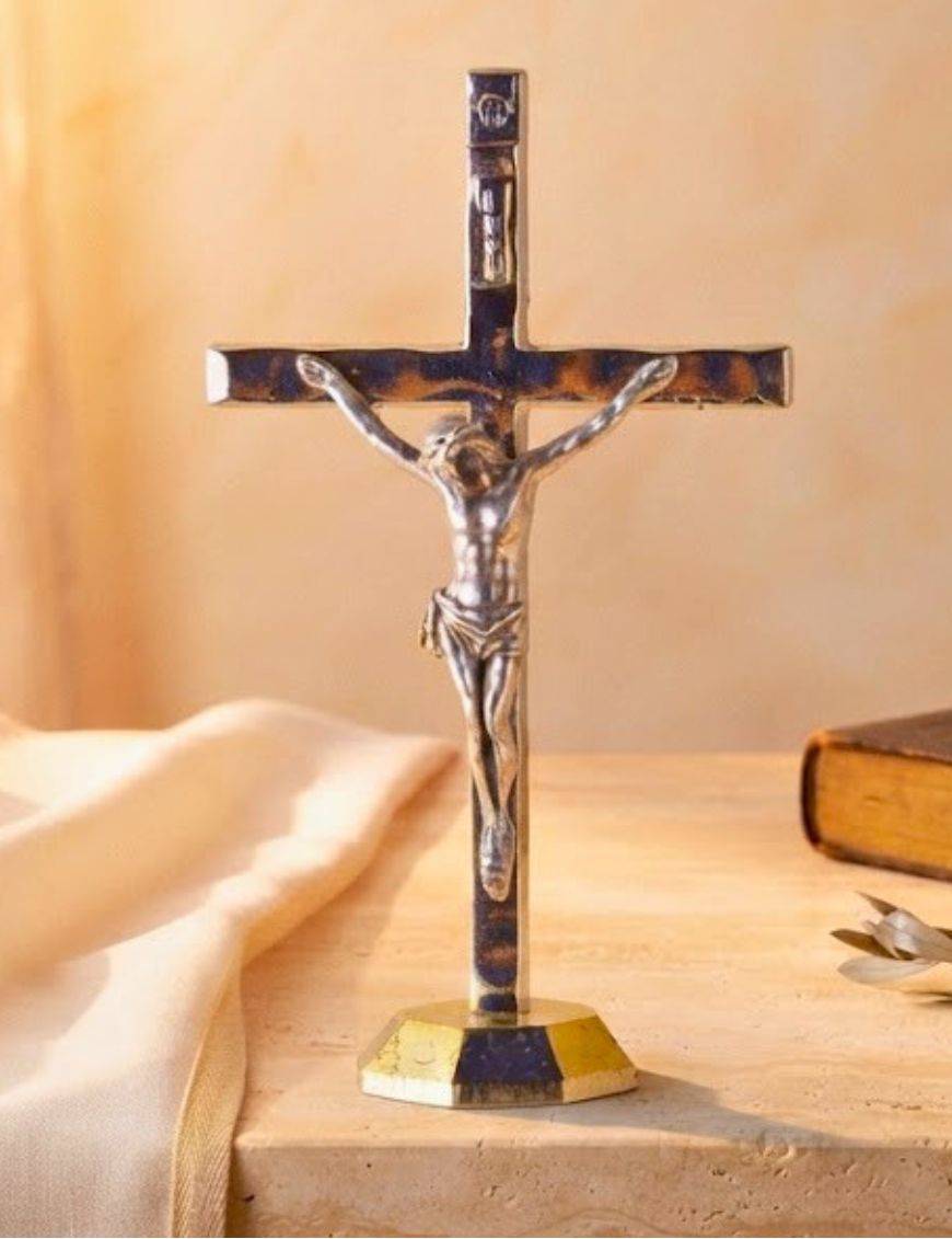 Crucifix sur pied ou calvaire métal argenté avec socle doré 6 cm