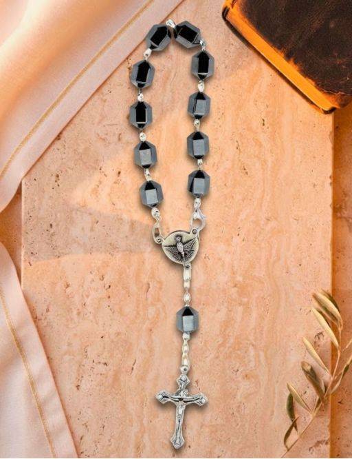 Dizainier chaîne et perles d'hématite, croix et fermoir