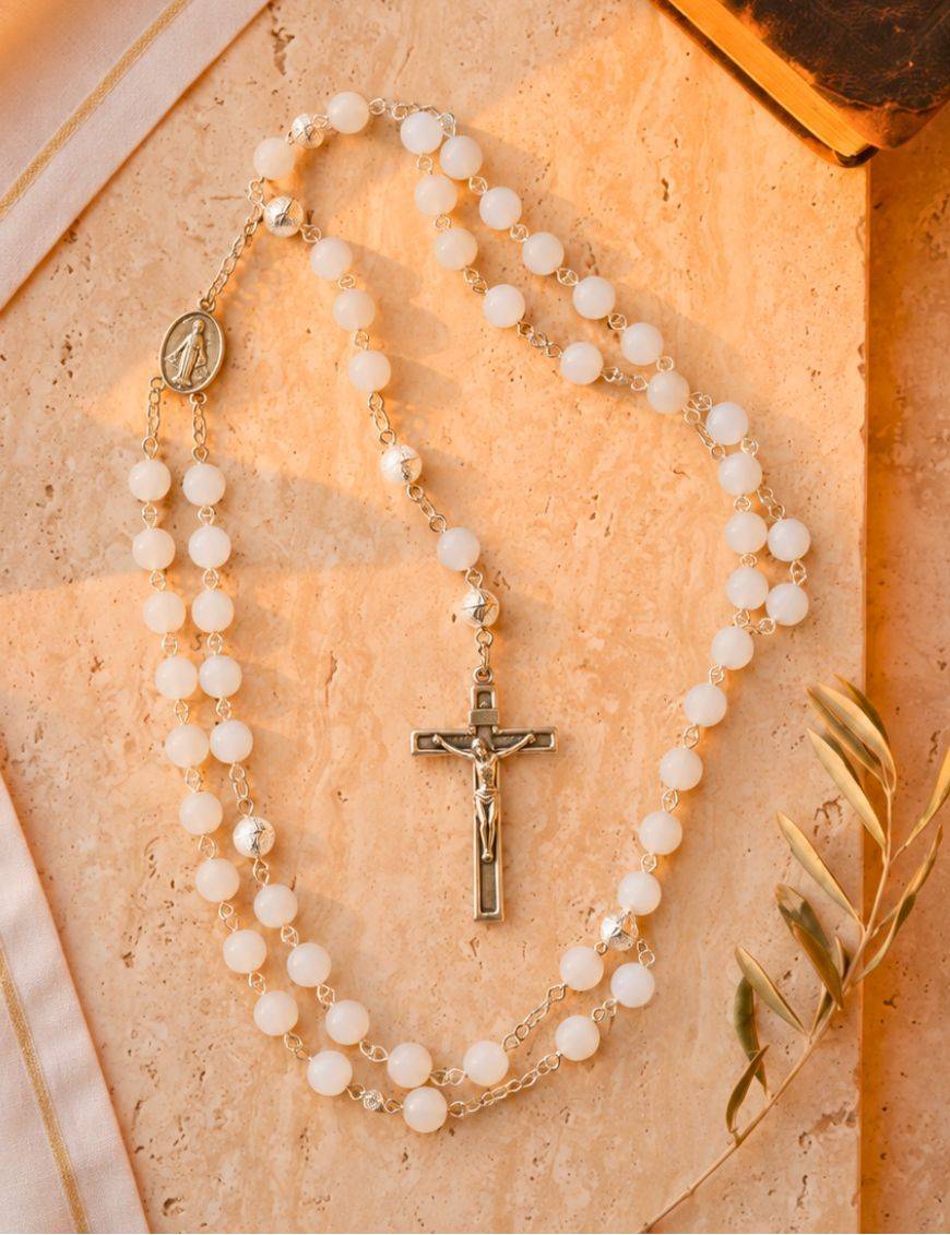 Chapelet chaîne, crucifix et perles blanches