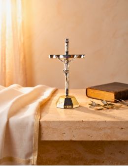 Crucifix sur pied ou calvaire métal argenté avec socle doré 6 cm