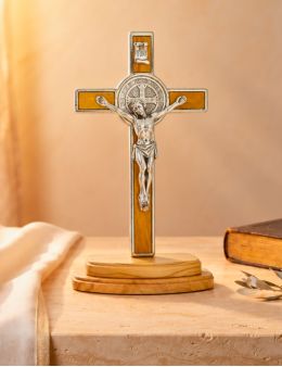 Crucifix St Benoit sur pied, en olivier