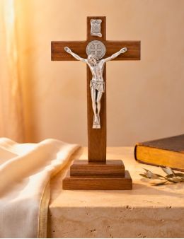 Calvaire / Crucifix / Croix sur pied en bois couleur ébène et christ et croix de St Benoit en métal argenté 28 cm