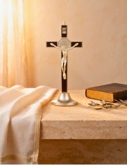 Crucifix sur pied ou calvaire / Croix de Saint Benoit