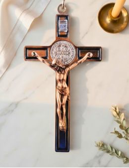 Crucifix / Croix Saint Benoit chromé avec fond en émail noir et Christ chromé
