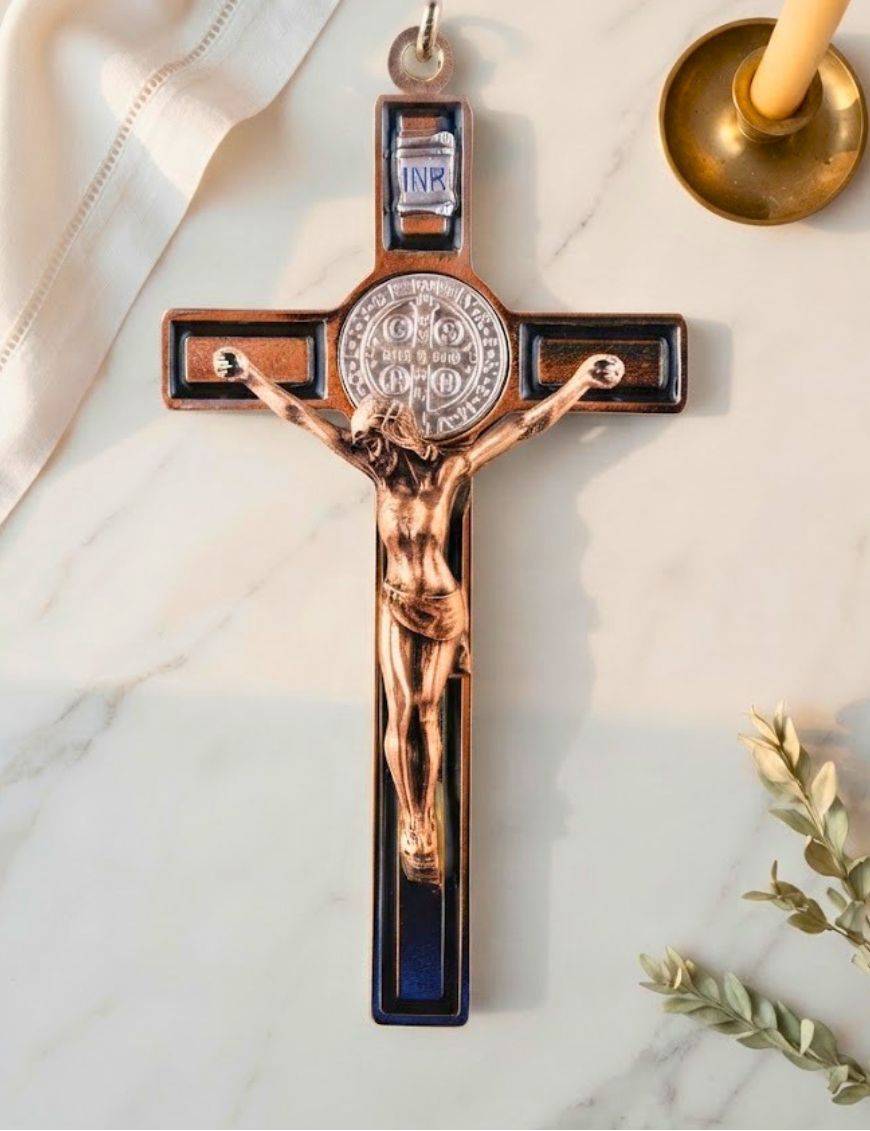 Crucifix / Croix Saint Benoit chromé avec fond en émail noir et Christ chromé