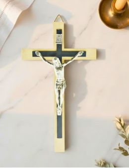 Crucifix / croix en bois clair avec croix en résine et Christ en métal argenté