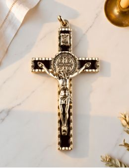 Crucifix / Croix de Saint Benoit en métal argenté cisellé et émail marron