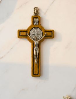 Crucifix / croix de Saint Benoit en bois d'olivier sur corde