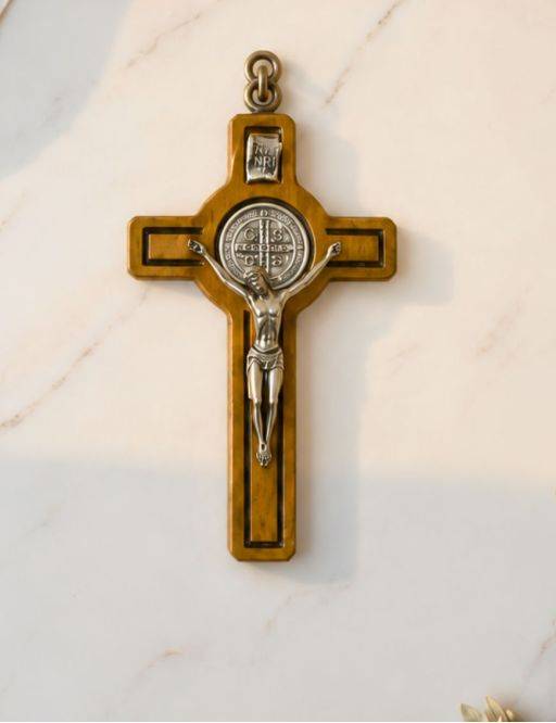 Crucifix / croix de Saint Benoit en bois d'olivier sur corde