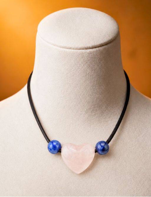 Collier corde et pierre forme coeur, composition unique Quartz rose et Sodalite