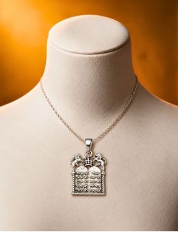 Pendentif argent Tables de loi