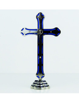 Crucifix sur pied ou calvaire en métal argenté et émail coloré