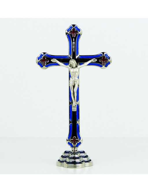 Crucifix sur pied ou calvaire en métal argenté et émail coloré